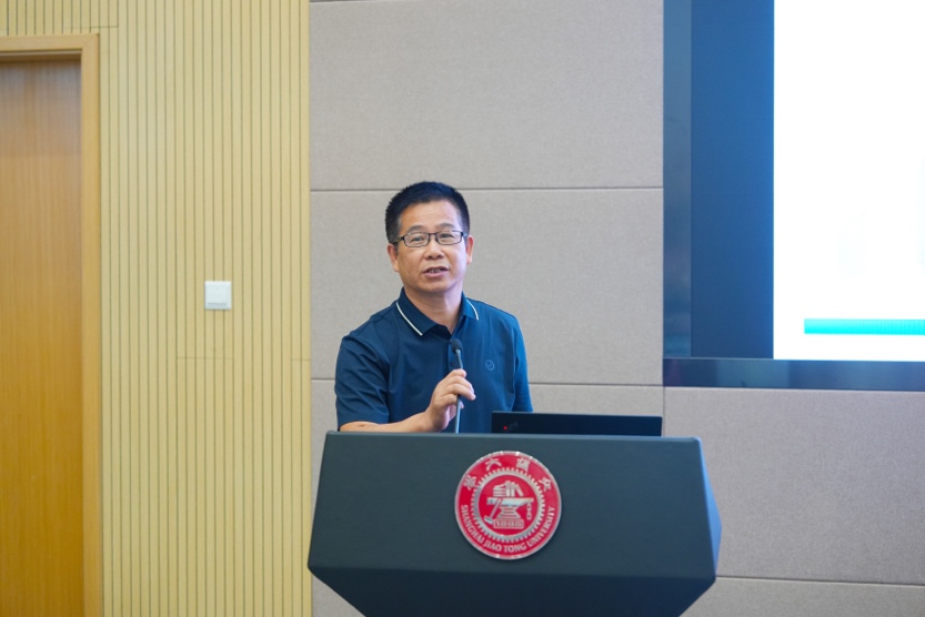 A person standing at a podium

Description automatically generated