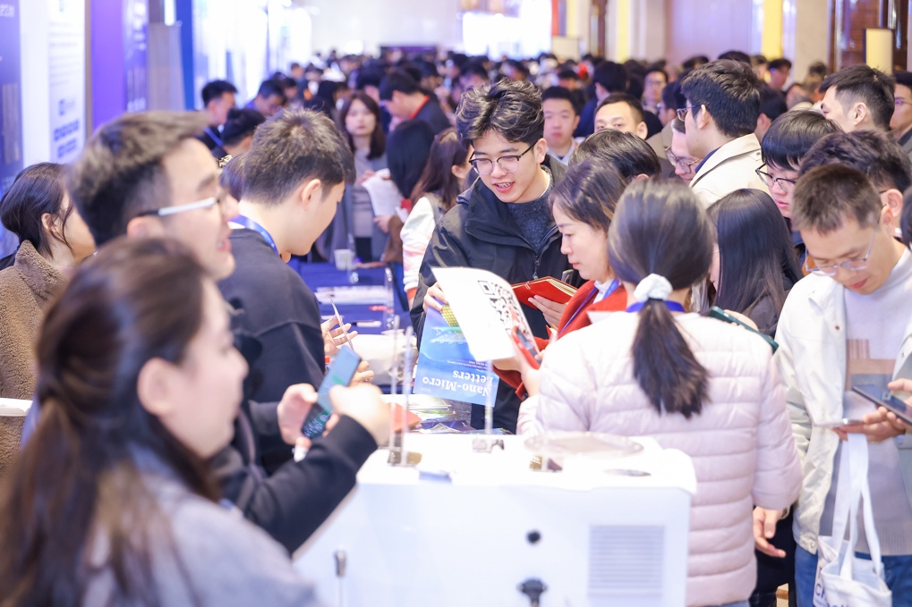 一群人正在听演讲

AI 生成的内容可能不正确。